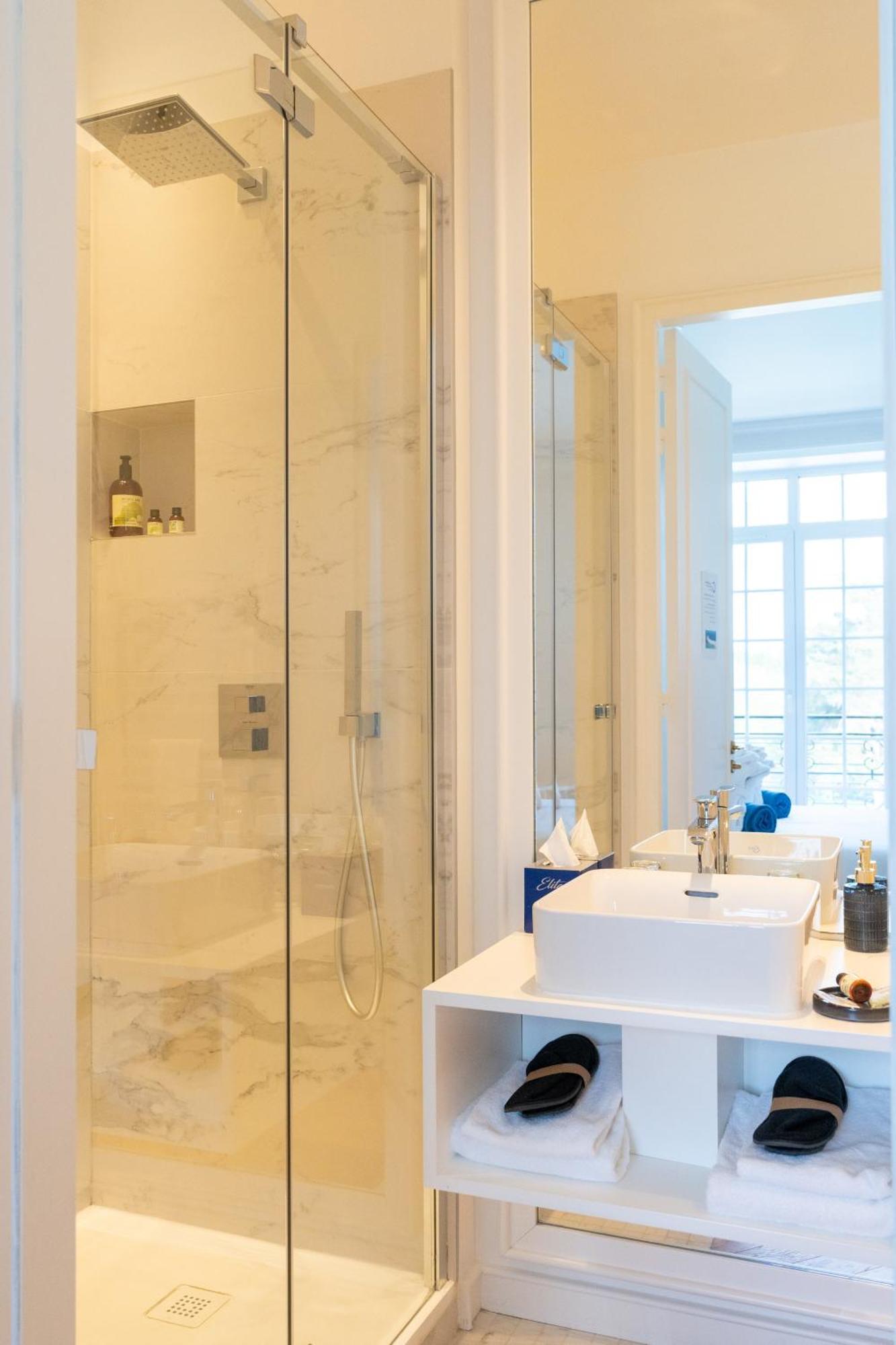 LES GARENNES HOTEL SPA Bénodet Kültér fotó